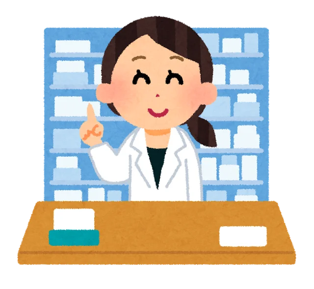 薬局のカウンターで笑顔で説明する薬剤師